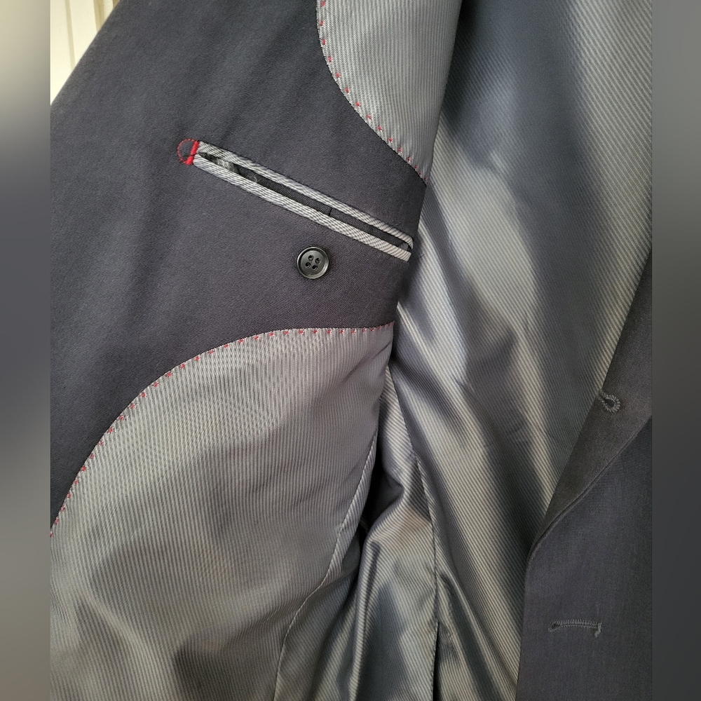 Gray Sport Coat with Notched Lapels and Modern Cut - Picture 2 of 8